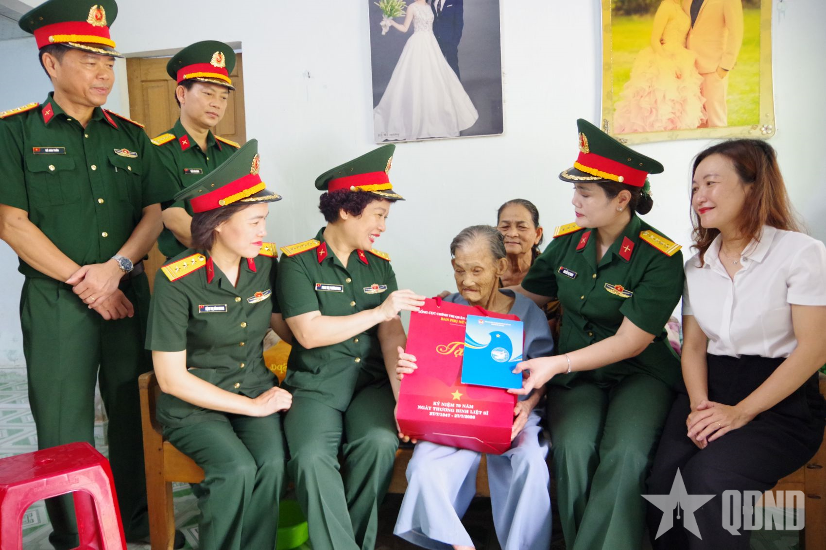 Ban Phụ nữ Quân đội trao quà tặng các đối tượng chính sách, người có công